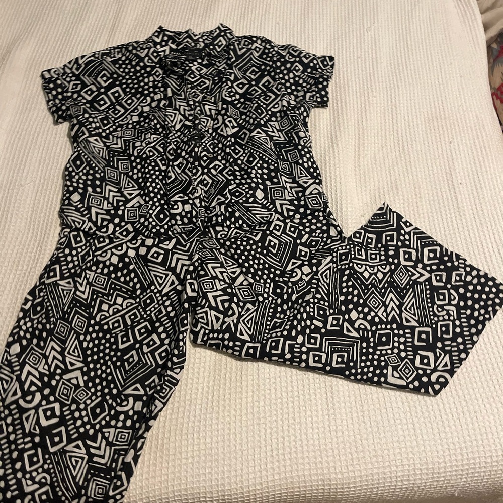 100% linen Tahari Black and White Geometric Pantsuit